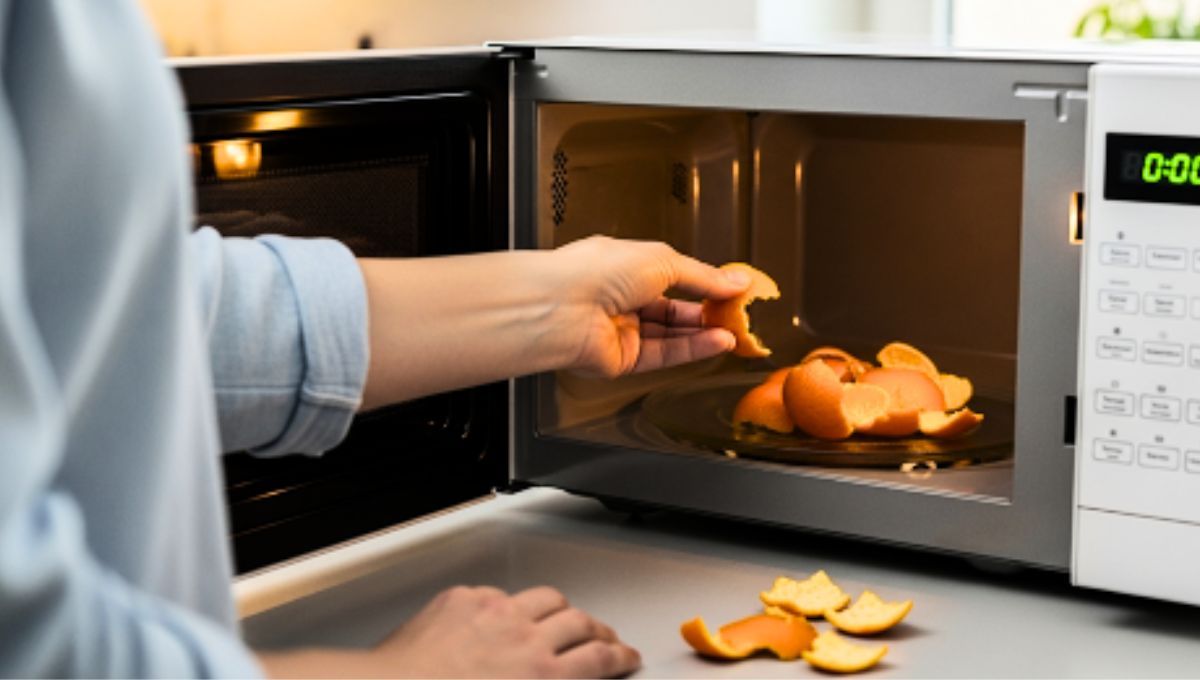 La cáscara de naranja puede ser colocada en el microondas con grandes beneficios