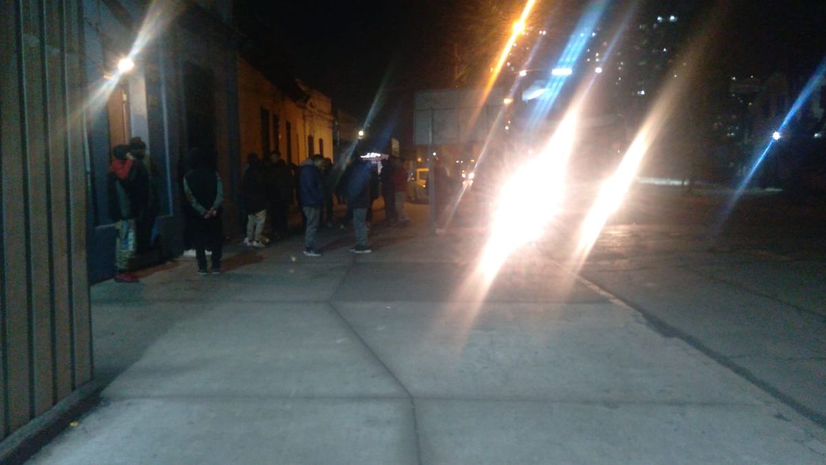 Los 150 varados en Chile dormirán toda la noche de este martes en las calles de Santiago.