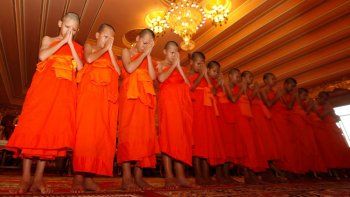 Tailandia: los niños rescatados salen de su retiro