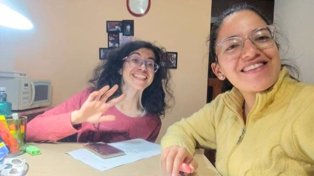 Daiana saluda en medio de una tarde de estudios. Le quedan 5 materias y se convierte en abogada. Tiene parálisis cerebral. Daiana saluda en medio de una tarde de estudios. Le quedan 5 materias y se convierte en abogada. Tiene parálisis cerebral.