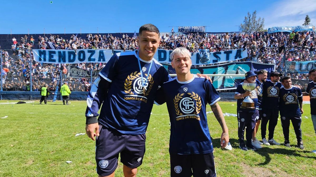 Reali posando con Arce en los festejos del ascenso de Independiente Rivadavia. Reali posando con Arce en los festejos del ascenso de Independiente Rivadavia.