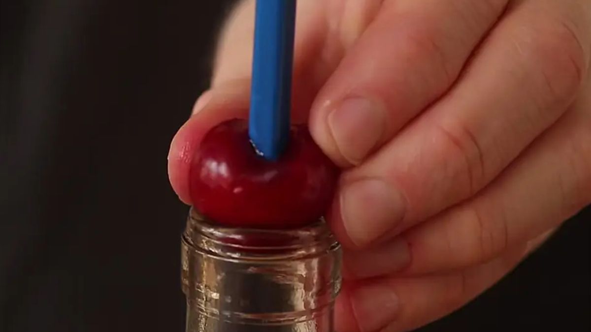 Trucos caseros. Deshuesar una cereza es tan sencillo como quitar su semilla con una bombilla.