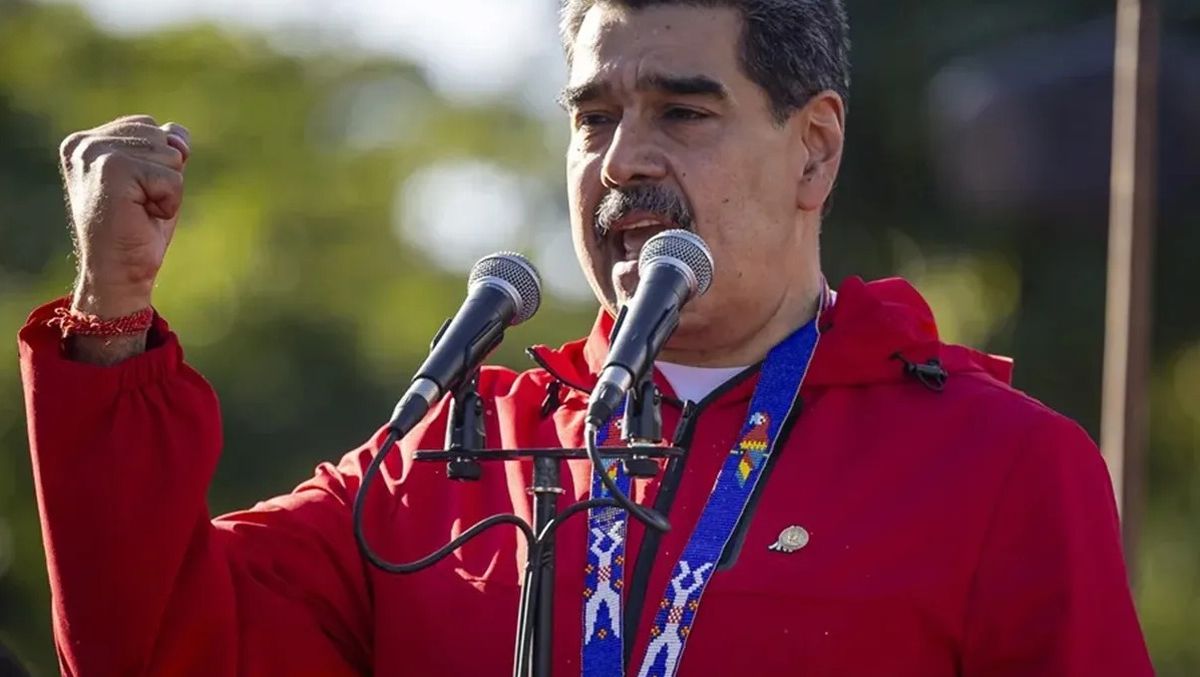 Nicolás Maduro fue capturado y trasladado de los Estados Unidos, donde lo acusan de narcoterrorismo. Nicolás Maduro fue capturado y trasladado de los Estados Unidos, donde lo acusan de narcoterrorismo.