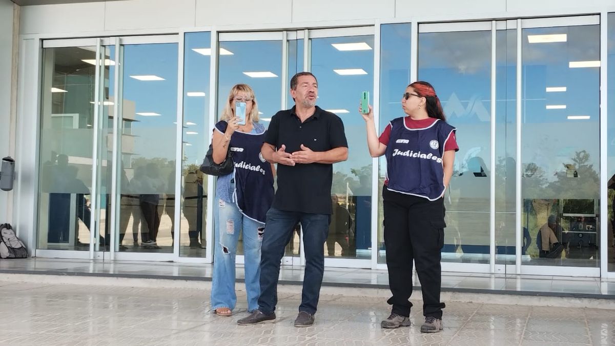 Ricardo Babillón en una de las tantas asambleas de Judiciales en el Polo Judicial Penal. Ricardo Babillón en una de las tantas asambleas de Judiciales en el Polo Judicial Penal.