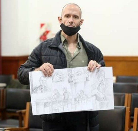 Trabajo terminado. Pérez Santos exhibe las viñetas del desenlace del juicio por jurado popular.