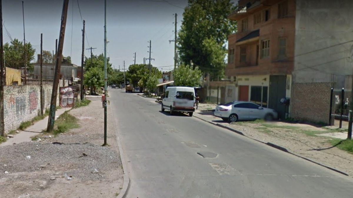 El joven manejaba un automóvil por una calle de Lomas de Zamora, cuando fue alcanzado por dos disparos de arma de fuego que impactaron en la espalda