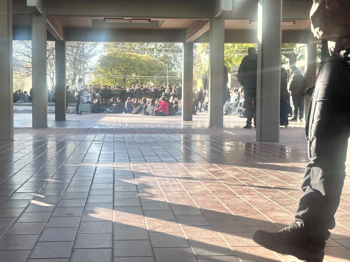 Alumnos de la Escuela Martín Zapata hicieron una sentada para denunciar públicamente al vicedirector del turno tarde y la proyección de material sexual.&nbsp;