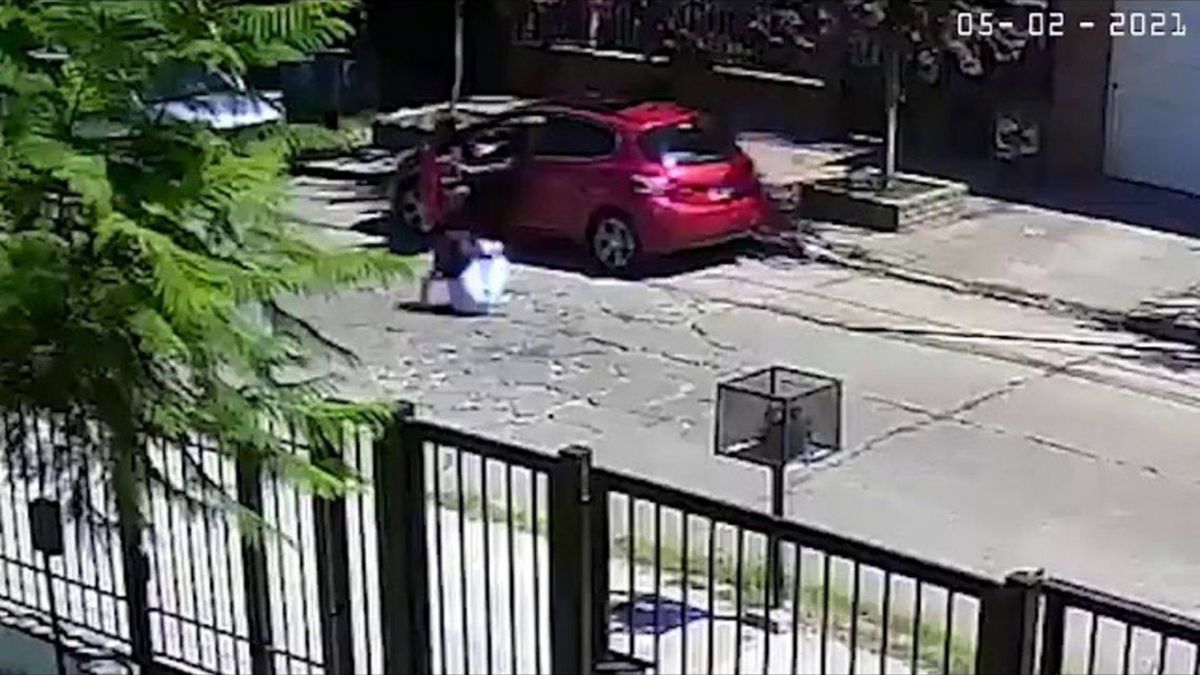 Durante el robo la mujer fue arrojada al pavimento en medio de la calle por uno de los delincuentes.