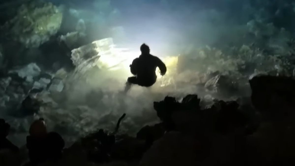 Oscuridad total y lugares descubiertos hace muy poco. Eso y mucho más es lo que está mostrando Canal 7 desde una cueva de Malargüe.