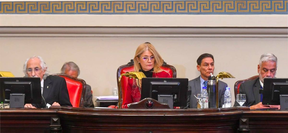 El Senado de Buenos Aires dio media sanción a la reelección de legisladores en una sesión caliente.