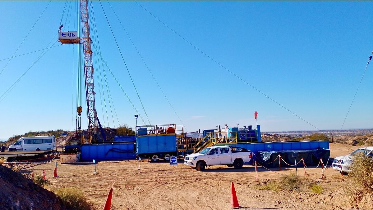 La torre o equipo de pulling en el yacimiento Barrancas que opera Petróleos Sudamericanos desde este año en Mendoza. La torre o equipo de pulling en el yacimiento Barrancas que opera Petróleos Sudamericanos desde este año en Mendoza.