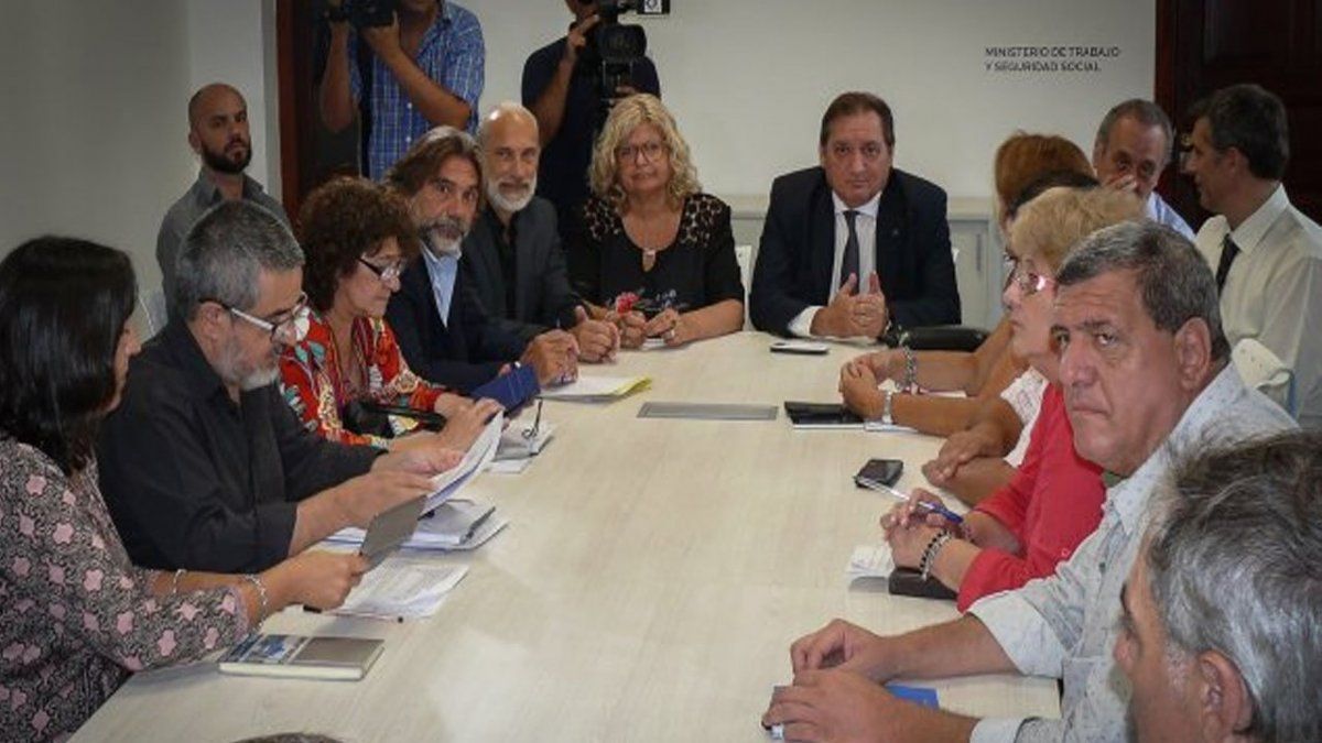 Provincia convocará la paritaria docente pero ratifica la política salarial y el descuento de días