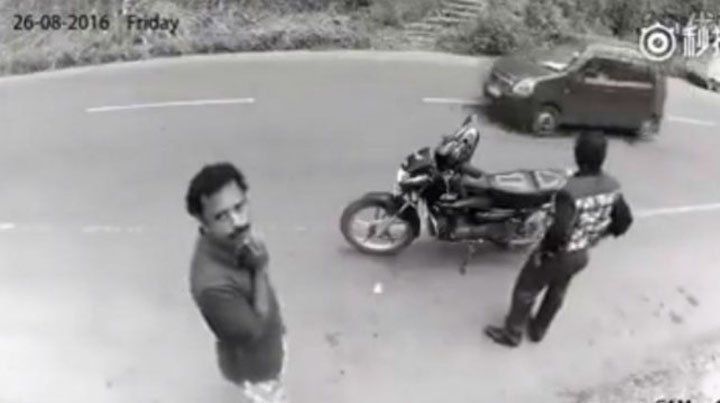 Un ladrón robó, pero cuando se dio cuenta que lo filmaban, se arrepintió