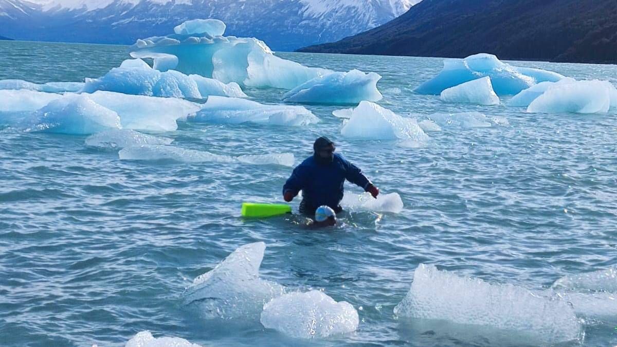 Darío Silva nada en aguas heladas representando al país y como único mendocino. Me llena de orgullo
