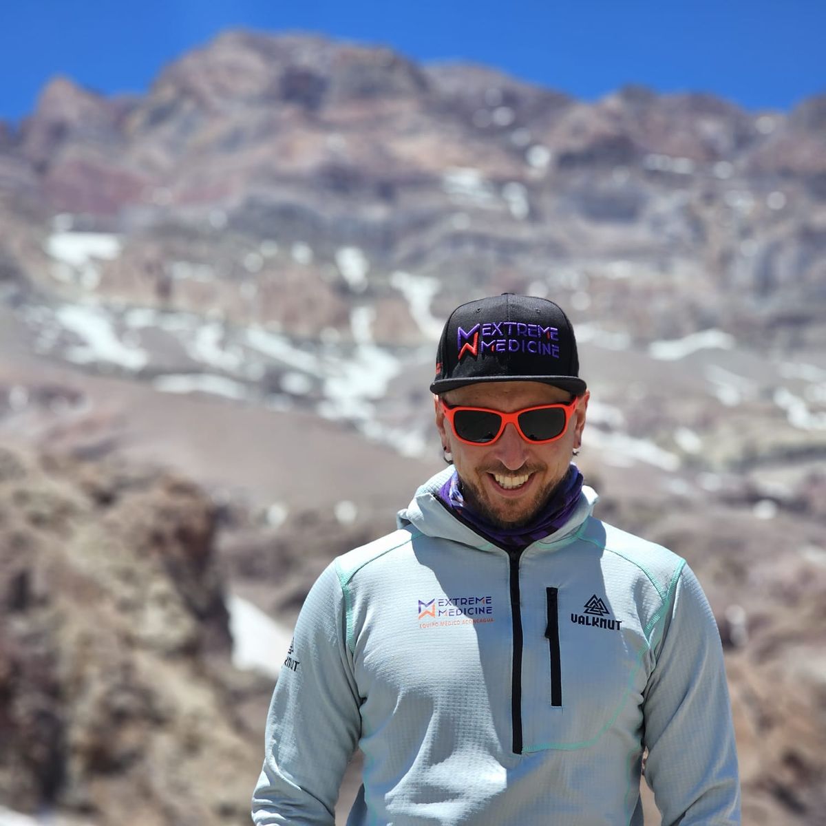 Bernabé Abramor lleva 10 años pasando Año Nuevo en el Aconcagua, debido a su trabajo médico allí. Bernabé Abramor lleva 10 años pasando Año Nuevo en el Aconcagua, debido a su trabajo médico allí.