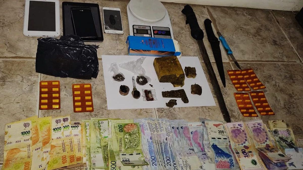 Se secuestró 248 gramos de marihuana compactada, 23960 pesos, una balanza, un arma de fuego calibre 32 con tres proyectiles, entre otras cosas