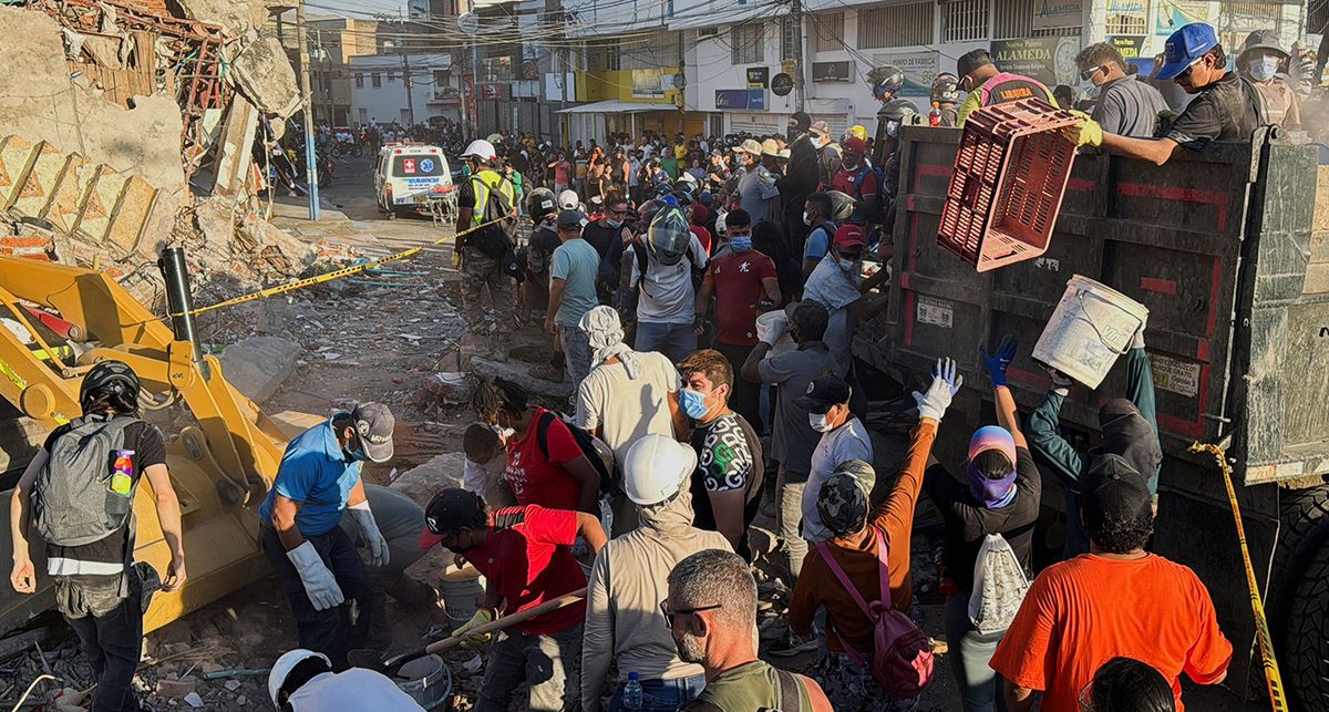 Miles de ciudadanos se sumaron a las tareas de rescate en Colombia.