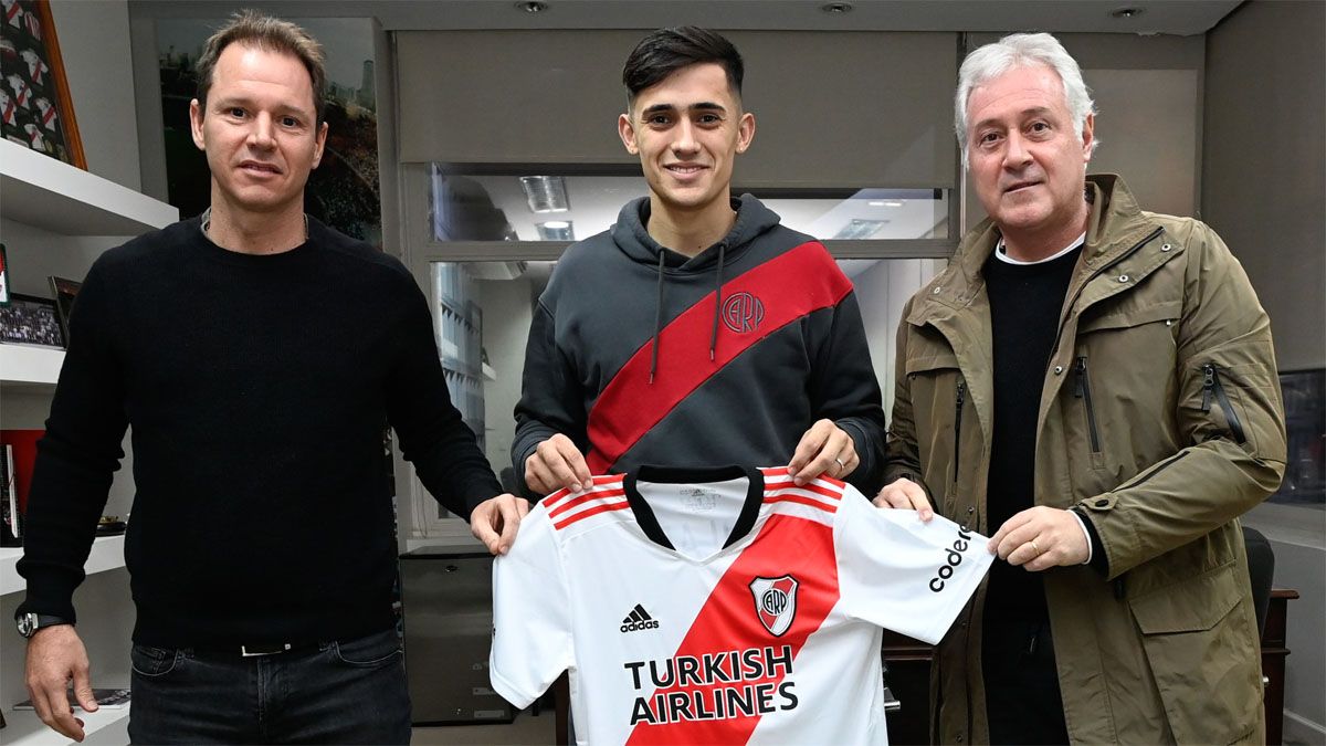 Pablo Solari, el nuevo refuerzo de River, posa con Jorge Brito y Matías Patanián, presidente y vice del club.