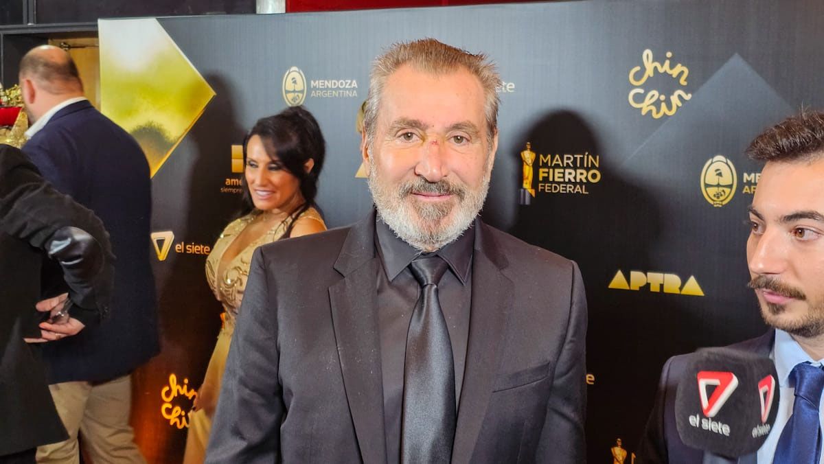 El presidente de Grupo América, Daniel Vila pasó por la alfombra roja y dialogó con El Siete.