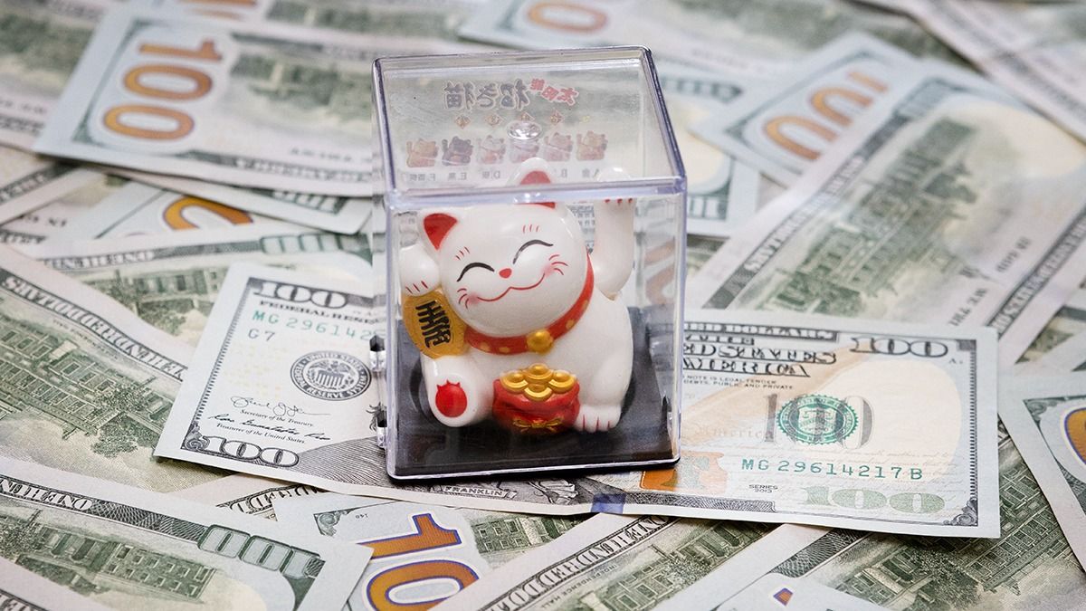 Cuándo se debe comprar dólares para conseguirlos a un precio más barato