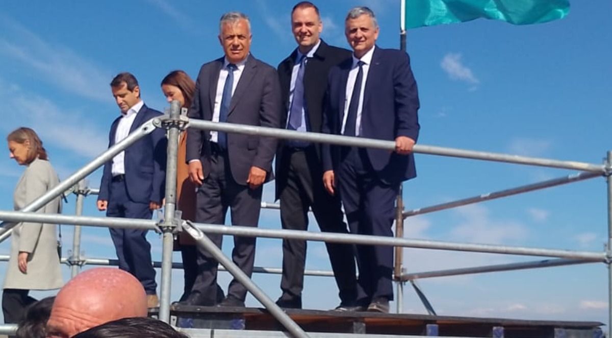 Ni Adorni ni Cornejo dialogaron mucho con la prensa este jueves. Por su parte, el CEO de YPF, Horacio Marín, concretó un raid por varios medios de Mendoza a lo largo de la mañana. Ni Adorni ni Cornejo dialogaron mucho con la prensa este jueves. Por su parte, el CEO de YPF, Horacio Marín, concretó un raid por varios medios de Mendoza a lo largo de la mañana.