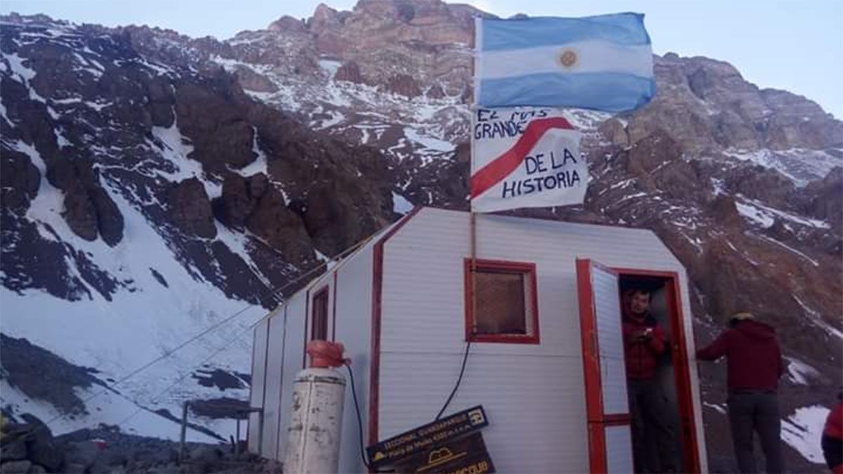 Los andinistas deben acudir a chequeos obligatorios donde atienden los médicos en Plaza de Mulas para poder ir a la cumbre.