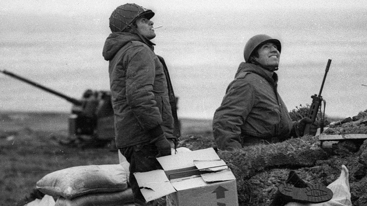 Soldados argentinos luego del desembarco en Malvinas.