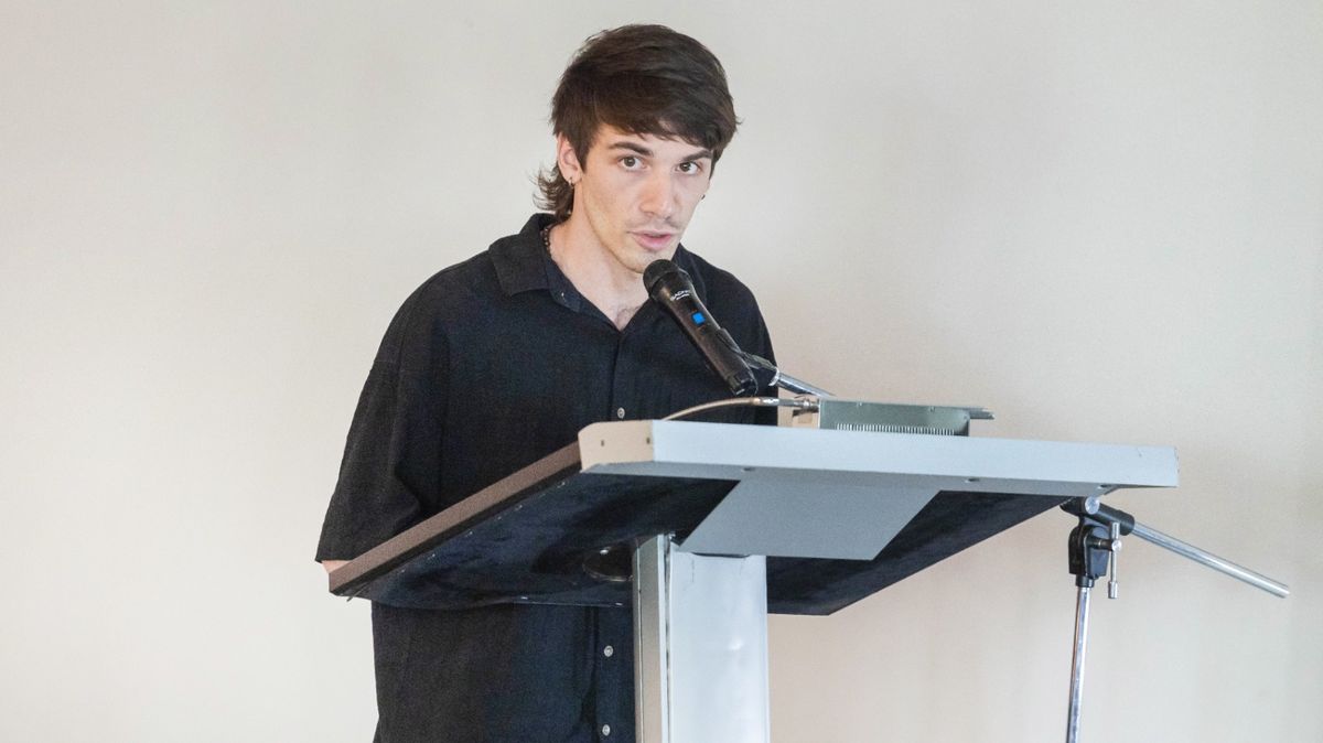 Miguel Palermini, becario 2026, conmovió al auditorio con sus palabras de agradecimiento. A sus 22 años eligió la carrera de Comercio Exterior en la Universidad de Congreso. Miguel Palermini, becario 2026, conmovió al auditorio con sus palabras de agradecimiento. A sus 22 años eligió la carrera de Comercio Exterior en la Universidad de Congreso.