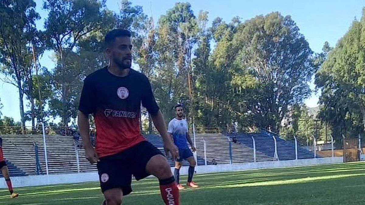 Gabriel Vallés se destacó jugando en Huracán Las Heras. Ahora busca hacerlo como entrenador del Globo. Gabriel Vallés se destacó jugando en Huracán Las Heras. Ahora busca hacerlo como entrenador del Globo.