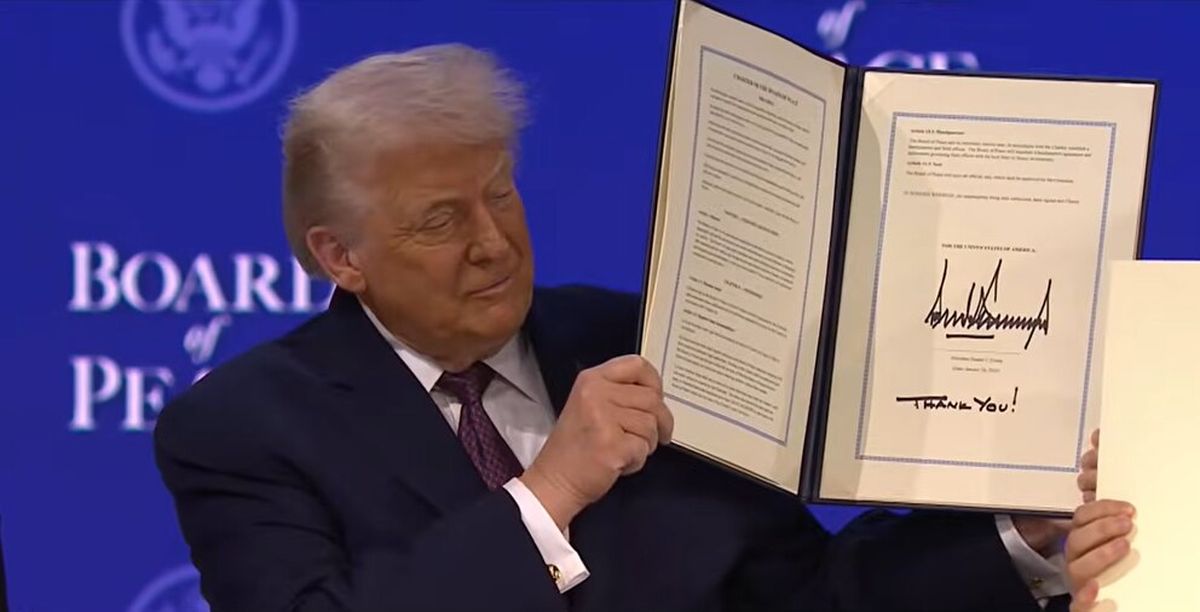 La firma fundacional del Consejo de la Paz. La firma fundacional del Consejo de la Paz.