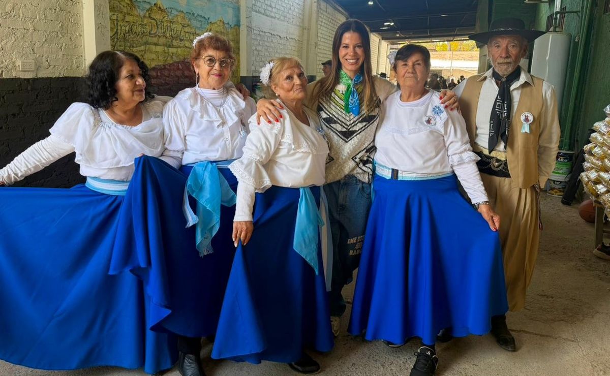 Victoria Abihaggle, con integrantes del Ballet Brisas de Mi Pueblo. Victoria Abihaggle, con integrantes del Ballet Brisas de Mi Pueblo.