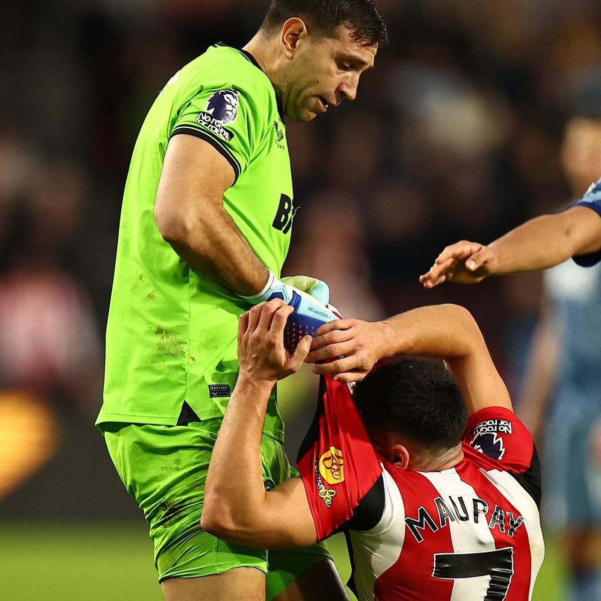 Dibu Martínez y su incidente con Neal Maupay Dibu Martínez y su incidente con Neal Maupay