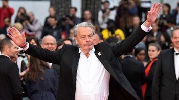 Pese a las protestas feministas Alain Delon fue homenajeado y se emocionó