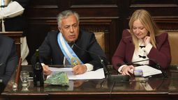 En su discurso de inicio de la Asamblea Legislativa, el gobernador Alfredo Cornejo sacó una piedra con cobre y la puso junto a una botella de vino para ejemplificar que ambas industrias no tienen por qué ser incompatibles.&nbsp;