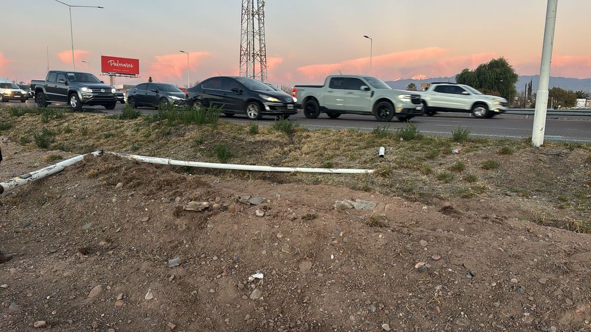 Se cree que el accidente ocurrió cuando el chofer se salió del carril derecho del Acceso Sur y chocó contra un poste. Se cree que el accidente ocurrió cuando el chofer se salió del carril derecho del Acceso Sur y chocó contra un poste.