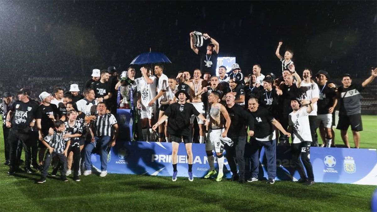 La alegr&iacute;a de Gimnasia y Esgrima tras vencer a Deportivo Madryn en la final.