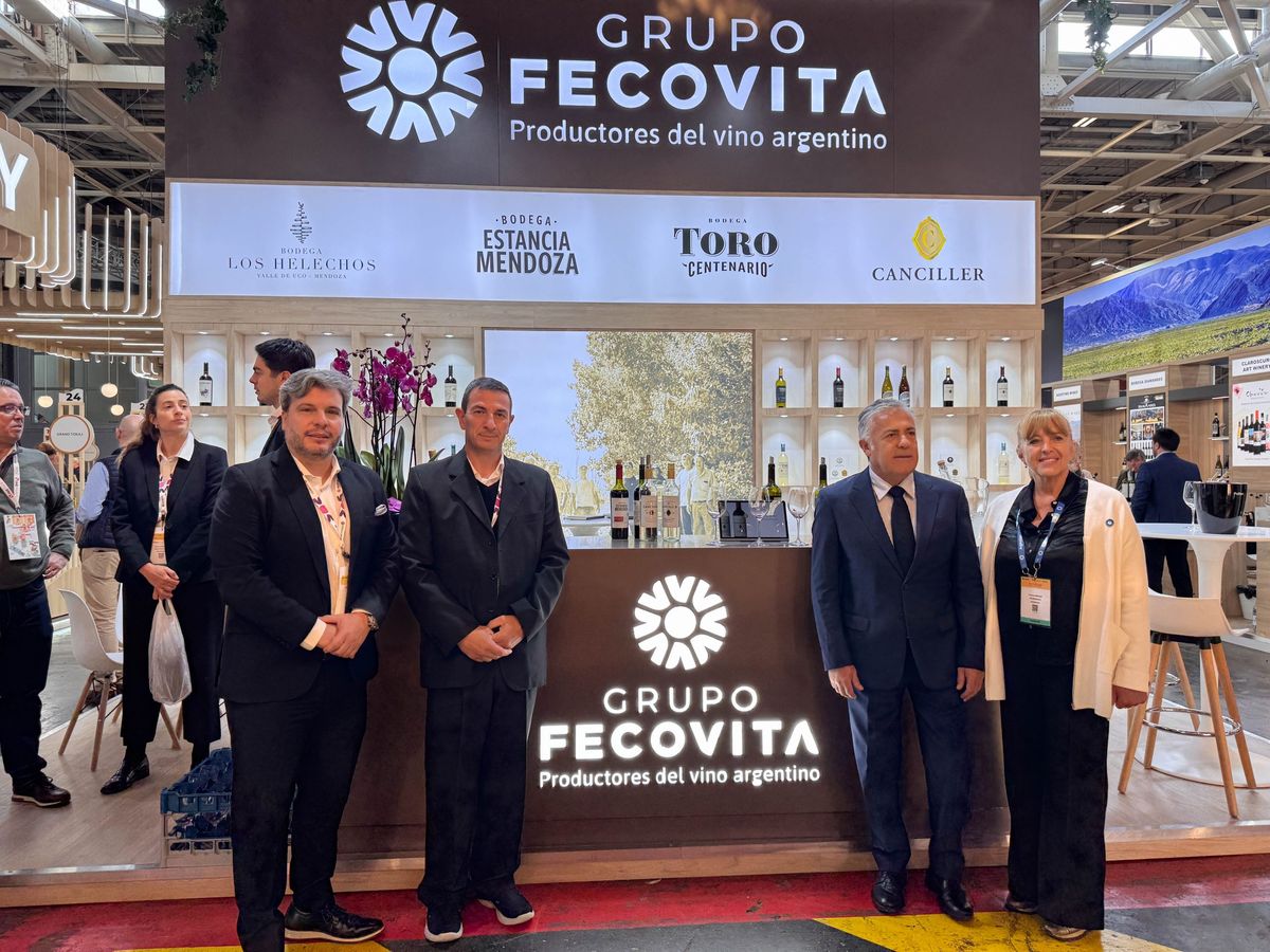 Alfredo Cornejo y Patricia Giménez, de ProMendoza, en el stand de Fecovita en Francia. Alfredo Cornejo y Patricia Giménez, de ProMendoza, en el stand de Fecovita en Francia.