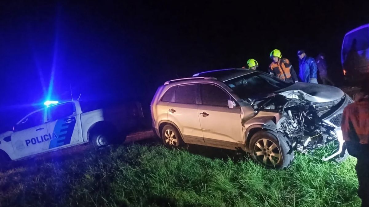 La camioneta de Roly Serrano quedó con la parte frontal muy dañada tras el accidente, aunque el actor sufrió algunos golpes La camioneta de Roly Serrano quedó con la parte frontal muy dañada tras el accidente, aunque el actor sufrió algunos golpes