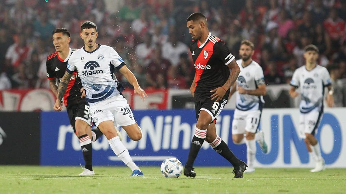 Independiente Rivadavia y River jugaron ante un buen marco en el Malvinas (UNO/Nicol&aacute;s R&iacute;os)