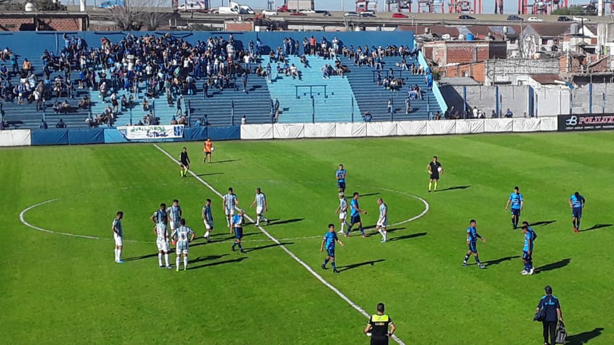 Las canchas del la Primera B Metropolitana y la Primera D fueron las primera en abrir sus puertas al p&uacute;blico.