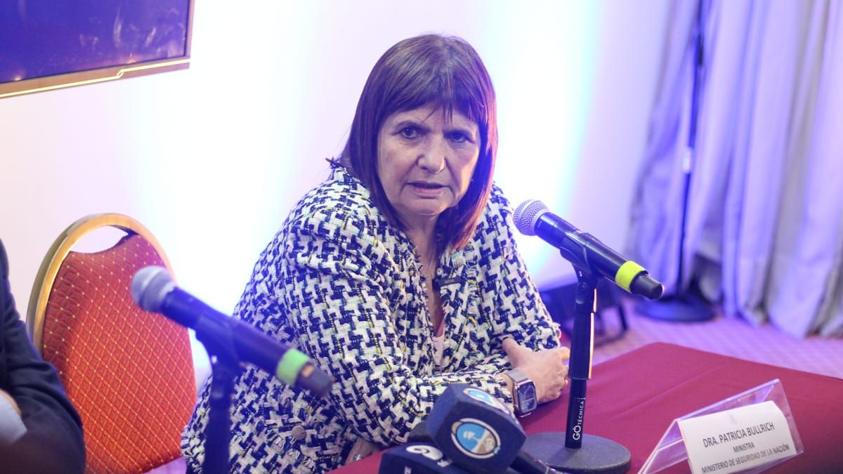 La ministra de Seguridad, Patricia Bullrich, estuvo junto al ministro de Justicia, Mariano Cúneo Libarona, en una conferencia de prensa en el Centro de Congresos y Exposiciones. La ministra de Seguridad, Patricia Bullrich, estuvo junto al ministro de Justicia, Mariano Cúneo Libarona, en una conferencia de prensa en el Centro de Congresos y Exposiciones.