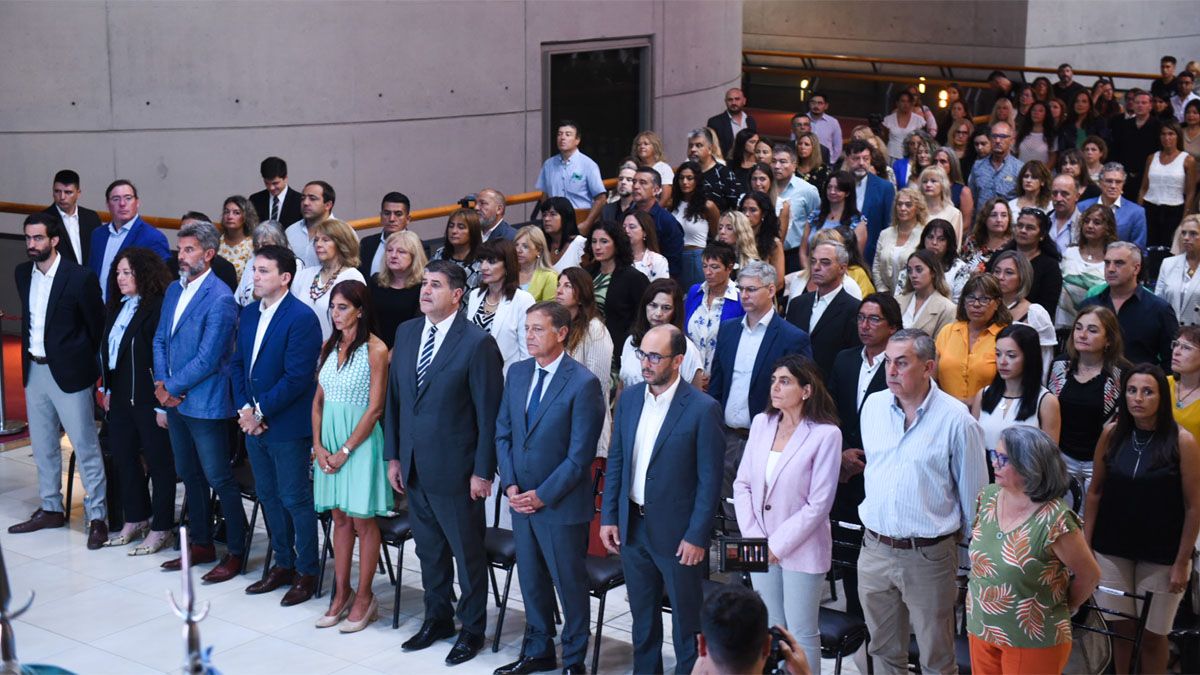 Estuvieron presentes el Vicegobernador, Mario Abed, parte del gabinete provincial, intendentes y legisladores nacionales y provinciales.