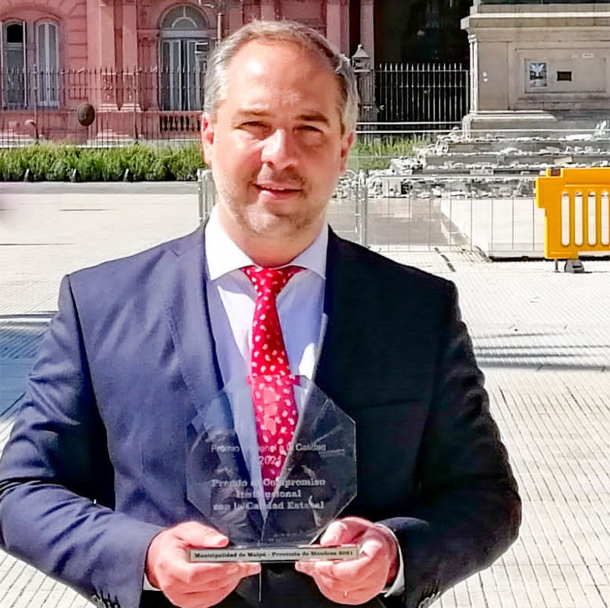 El intendente de Maipú, Matías Stevanato, con uno de los premios a la calidad en la gestión municipal.