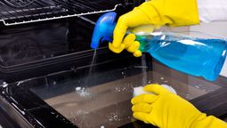 Los trucos caseros permiten remover al 100% la grasa del horno.