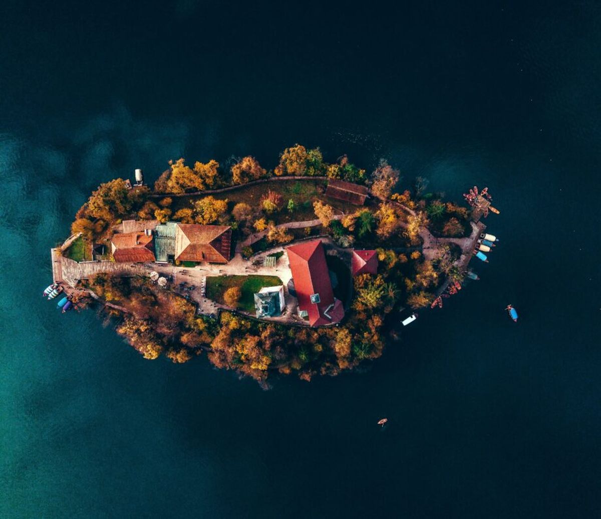 La única isla natural de Eslovenia. Imagen: Unsplash. La única isla natural de Eslovenia. Imagen: Unsplash.