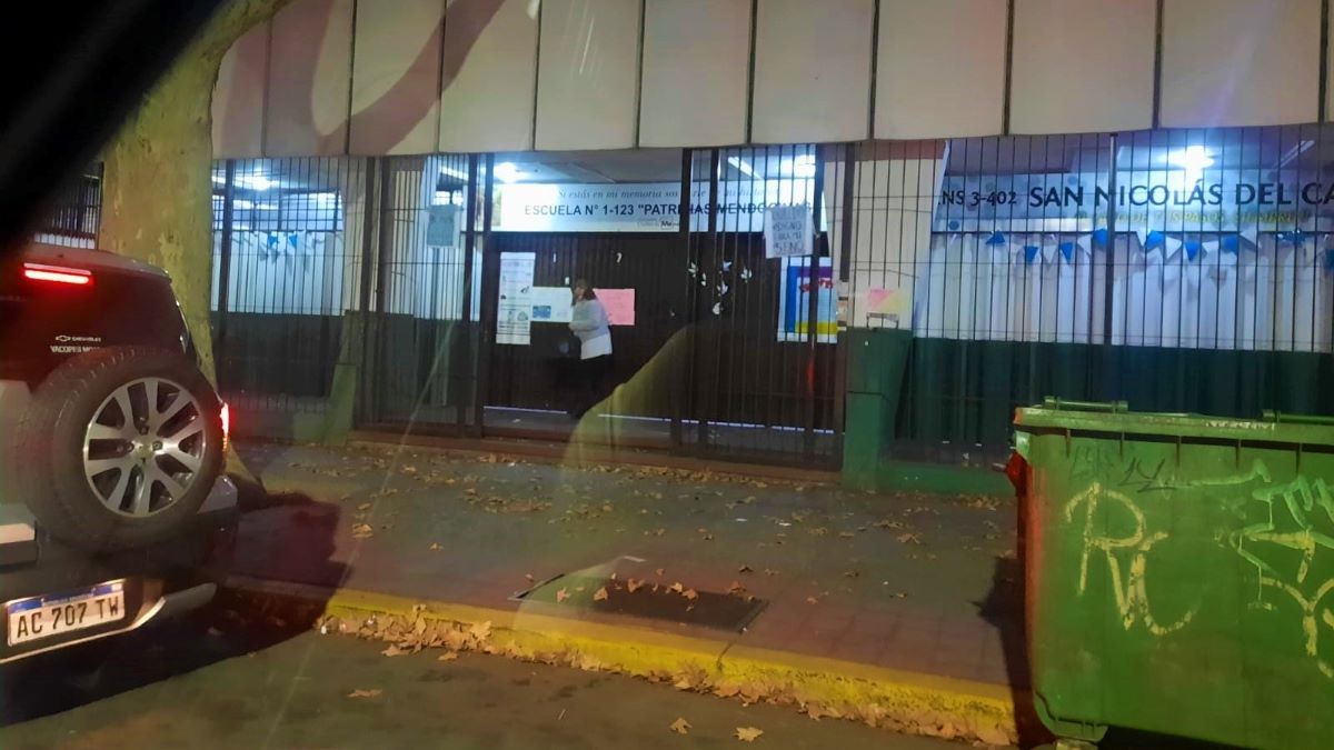 Casi vacío. El panorama de la escuela Patricias Mendocinas a primera hora de este lunes.