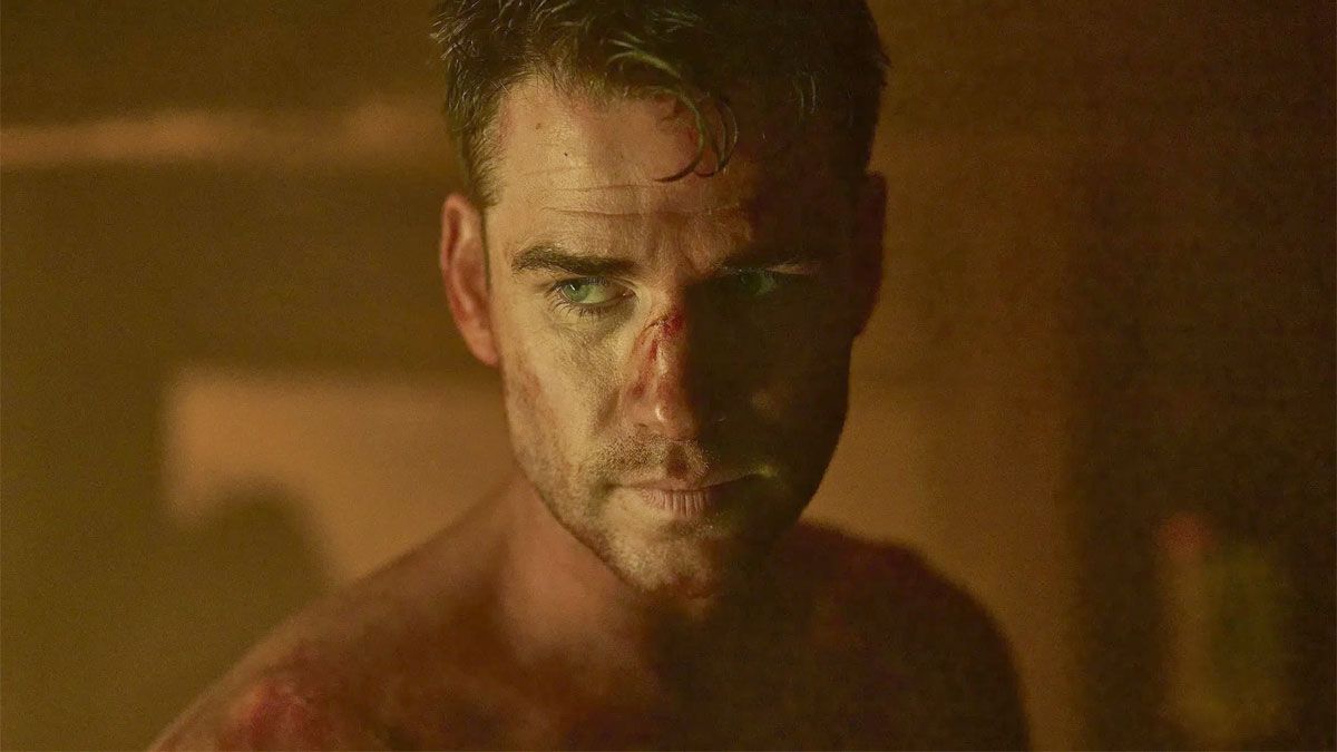 Liam Hemsworth arrasa con su papel en la película de Netflix. Liam Hemsworth arrasa con su papel en la película de Netflix.