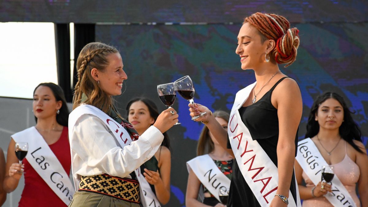Natalia Mercery (derecha) es la primera representante para la Vendimia de Guaymallén. La acompaña Martina Gil (izquierda) quien fue electa en segundo lugar. Foto: gentileza Municipalidad de Guaymallén