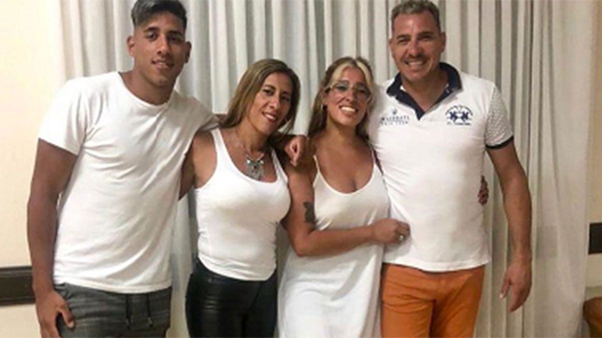Federico Lonigro posa con su hermosa familia.
