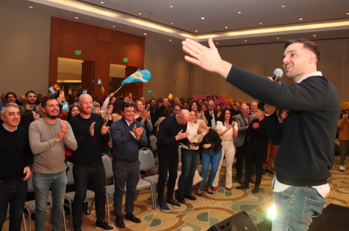 Gabriel Pradines, nuevo presidente del PRO encabezando el acto. En primera fila, Sebastián Bragagnolo, Álvaro Martínez, Esteban Allasino, Omar De Marchi y Waldo Wolff. Gabriel Pradines, nuevo presidente del PRO encabezando el acto. En primera fila, Sebastián Bragagnolo, Álvaro Martínez, Esteban Allasino, Omar De Marchi y Waldo Wolff.